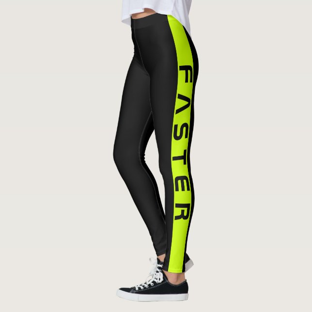 Anpassad text sidostreck över svart leggings (Vänster)
