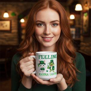 Anpassad text St. Patrick's Day Groda och Kanin Kaffemugg