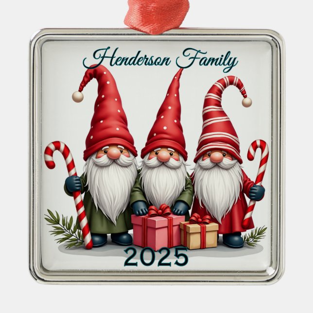 Anpassad Tomtefamilj Om Tre Julgransprydnad Metall (Framsidan)