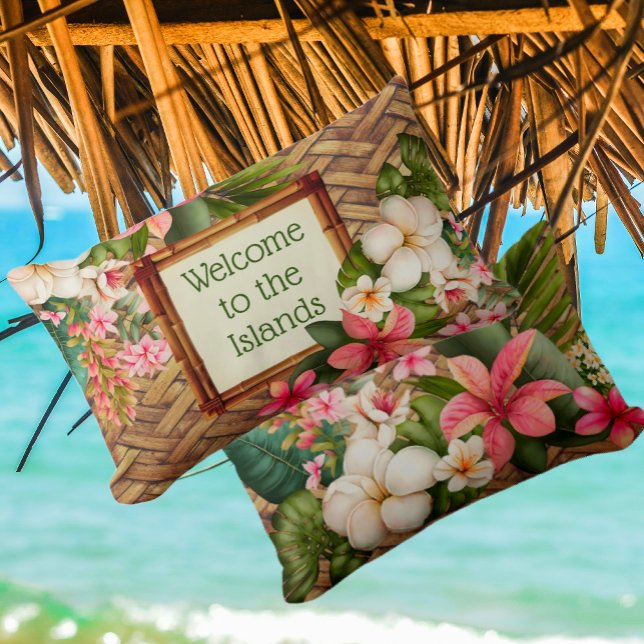 Anpassad Tropisk Välkommen till Öarna Lumbarkudde (You can customize this charming pillow with faux rattan background and exotic flowers and greenery )