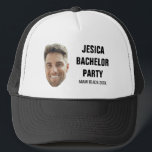 Anpassade ansiktsgrooming groomsman bachelorfestpr keps<br><div class="desc">Djärv, rolig och gjord för oförglömlig helgenergy, denna anpassade mössa för svensexan har en ren framsida med starkt texter för ett utseende som känns både som en personlig souvenir och festuniform. Designen har den klassiska svensexegruppen swagger—lekfull, lite fräck och perfekt för att förvandla en strandutflykt eller bardrinking till en koordinerad...</div>
