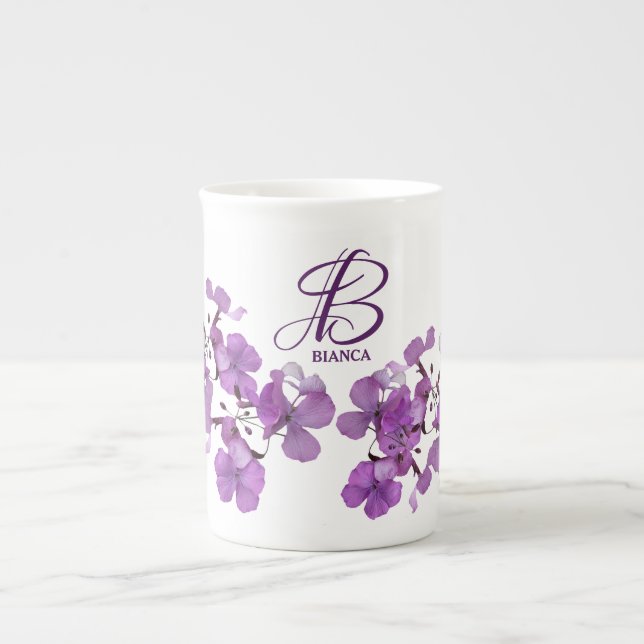 Anpassade B namn monogram lila blommor Benporslin Mugg (Framsidan)