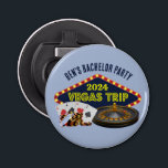 Anpassade Bachelor Party Las Vegas Resa Casino Flasköppnare<br><div class="desc">Anpassa dina egna flaska-öppnare för en Las Vegas resa. En coola personlig flaska-öppnare med spelkasinokaplor som kortdäck,  poker chip och roulette-hjul med Vegas Resa i gult-skript. Roligt spelare ger dig en viktig gåva till dina marskalkar och bästa man.</div>