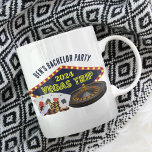 Anpassade Bachelor Party Las Vegas Resa Casino Kaffemugg<br><div class="desc">Anpassa din egen kandidat resa mugg för en Las Vegas-flykting. En coola personlig mugg med spelkasinokapalklamrar som kortdäck,  poker chip och roulette-hjul med Vegas Resa i gult-skript. Roligt spelare är för dina marskalkar och för den bäste mannen.</div>