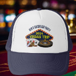 Anpassade Bachelor Party Las Vegas Resa Casino Keps<br><div class="desc">Anpassa din egen kandidat-fest resa-hattar till en Las Vegas-flykting. En coola som innehåller spelkasinokapelklamrar som kortdäck,  poker chip och roulette-hjul med Vegas Resa i gult-skript. Roligt spelare ger för hela er grupp.</div>