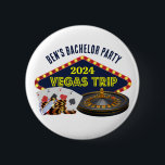 Anpassade Bachelor Party Las Vegas Resa Casino Knapp<br><div class="desc">Anpassa dina egna resa-knappar för en Las Vegas-flykting. En knapp för personlig av coola som innehåller spelkasinokalklamrar,  t.ex. kortdäck,  poker chip och roulette-hjul med Vegas Resa i gult-skript. Roligt spelare-design för dina marskalkar och bästa man.</div>