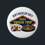 Anpassade Bachelor Party Las Vegas Resa Casino Knapp<br><div class="desc">Anpassa dina egna resa-knappar för en Las Vegas-flykting. En knapp för personlig av coola som innehåller spelkasinokalklamrar,  t.ex. kortdäck,  poker chip och roulette-hjul med Vegas Resa i gult-skript. Roligt spelare-design för dina marskalkar och bästa man.</div>
