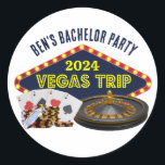 Anpassade Bachelor Party Las Vegas Resa Casino Runt Klistermärke<br><div class="desc">Anpassa dina egna resa-klistermärken för en Las Vegas-flykting. En dekal för personlig av coola som innehåller spelkasinokalklamrar som kortdäck,  poker chip och roulette-hjul med Vegas Resa i gult-skript. Roligt spelare-design för dina marskalkar och bästa man.</div>