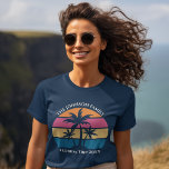 Anpassade Beach Resa Cute Navy Blue Women's T Shirt<br><div class="desc">Den här söta tropiska handflatan träd-solnedgången är en perfekt för en sommarstrand resa med dina kollegievänner eller en roligt semester med frakten på semester med familjen. Anpassa en uppsättning anpassade t-shirts för din grupp att åka till kusten eller en familjeåterförening för öar i Florida eller Hawaii.</div>