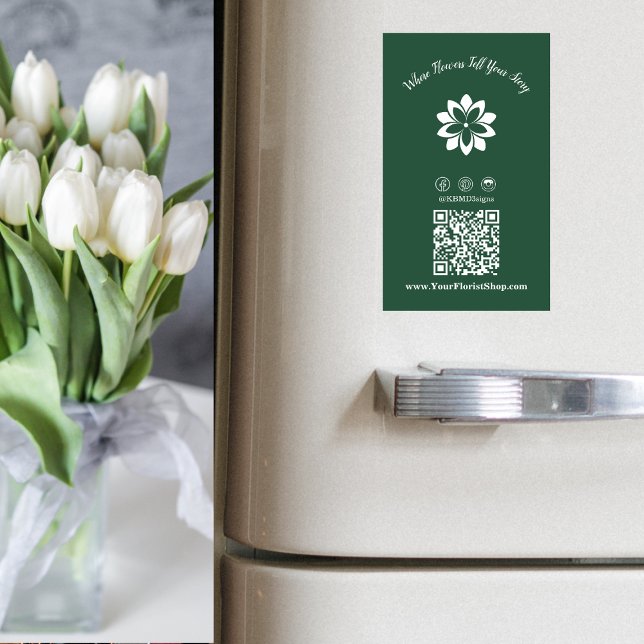 Anpassade där blommor berättar för din berättelse magnetiska visitkort (Customizable Where Flowers Tell Your Story Business Card Magnet, Green & White Logo, Social, QR code)
