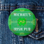 Anpassade ditt namn Irish Pub Grönt Knapp<br><div class="desc">Skapa din egen anpassningsbar Irish pub home pub-design med den här mallen. Utformningen är gjord för att se ut som gammalt grönt med gott om vintage i nyanser av grönt, vitt, orange och guld. Det finns också fem schampon/klöver i utformningen. Det kan vara personlig med ditt eget namn, initialer/monogram och...</div>