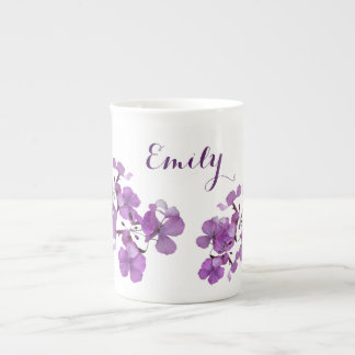 Anpassade Emily namn monogram blommigt lila  Benporslin Mugg