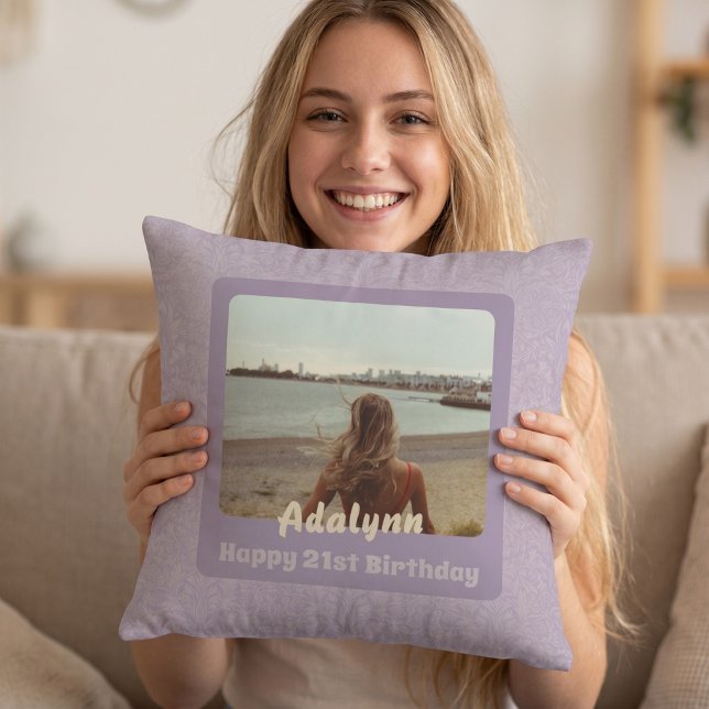 Anpassade fotogåvor för 21-årig kvinna Violet Kudde (Custom Photo Gifts for 21 Year Old Female Violet Throw Pillow)