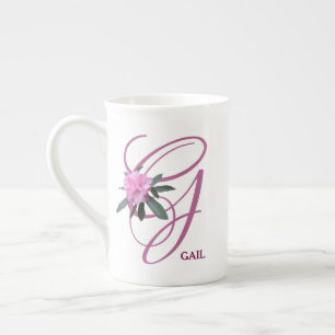 Anpassade Gail namn monogram rosa blommor Benporslin Mugg