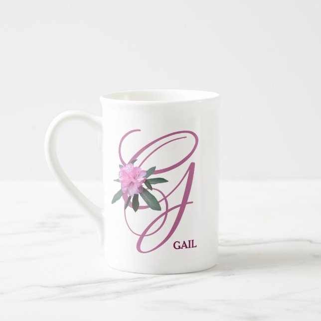 Anpassade Gail namn monogram rosa blommor Benporslin Mugg (Vänster)