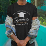 Anpassade High School Studenten Black T Shirt<br><div class="desc">Denna moderna anpassningsbar,  äldre t-shirt-student,  har chic svart typografi under en högskola eller högskola namn för 2025-klassen. Anpassa med ditt namn och år under den vackra kalligrafin om du vill ha en underbar studenten keepsaké. Behåll gåva till äldre.</div>