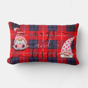 Anpassade HUGS & KISSES Gnome Buffalo-rutig Valent Lumbarkudde