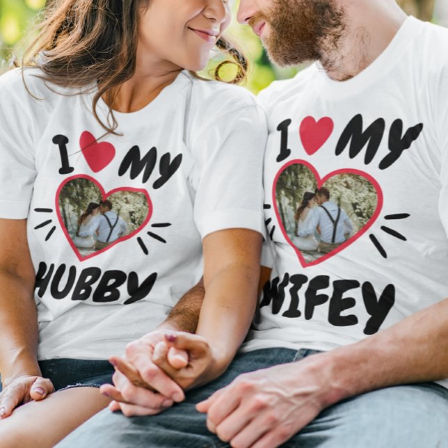 Anpassade I Kärlek My [Hubby/Wifey] T-Shirt (Couple look at eachother with matching shirt that say: "I love My Hubby, I Love My Wifey".)