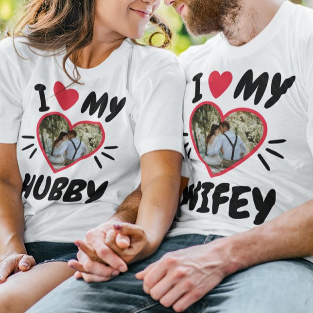 Anpassade [I Kärlek My WIFEY/HUBBY] T-Shirt (Couple wearing matching shirts that say: "I love my wifey, I love my hubby.")