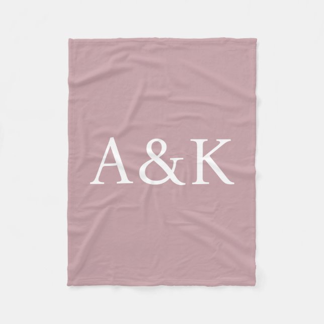 Anpassade initialer på dammig rosa mauve fleecefilt (Framsidan)