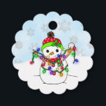 Anpassade julljus runt Snowman Gåvor Etiketter<br><div class="desc">Den berömda handen ritade en tecknad snögubbe som fastnade i julljus söt till och från julklapp.</div>