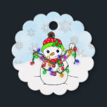 Anpassade julljus runt Snowman Gåvor Etiketter<br><div class="desc">Den berömda handen ritade en tecknad snögubbe som fastnade i julljus söt till och från julklapp.</div>