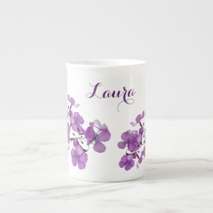Anpassade Laura namn monogram lila blommigt Benporslin Mugg