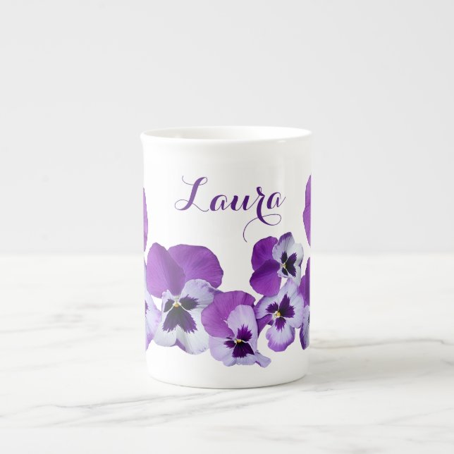 Anpassade Laura namn söt lila pansy blommigt Benporslin Mugg (Framsidan)