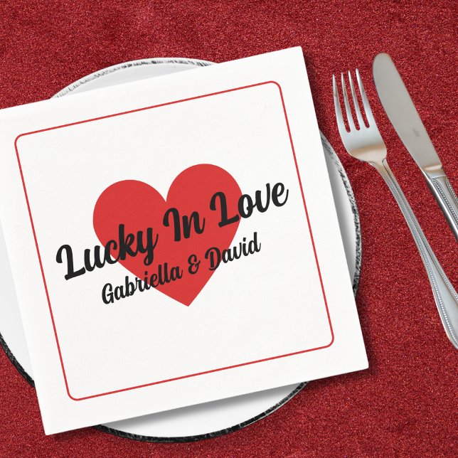 Anpassade Lucky In Love Heart Namn Par Bröllopsdus Pappersservett (Custom Lucky In Love Heart Names Couples Shower Napkins)