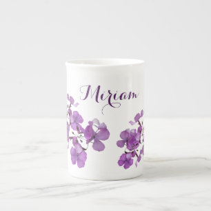 Anpassade Miriam namn monogram blommigt för lila Benporslin Mugg