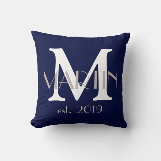 Anpassade Monogram Family Namn och Year Pillow Kudde (Framsida)