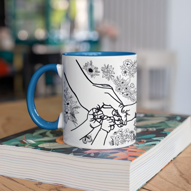 Anpassade Namn Barn Håller Mammas Hand Mors Dag Kaffemugg (Skapare uppladdad)