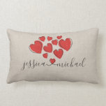 Anpassade namn för Romantic Hearts Pillow för Newl Lumbarkudde<br><div class="desc">Personlig Valentines dekorativ kudde för par. Konstruktionen är gjord av romantiska röda hjärtillustrationer som flyter ovanför parets namn och är skriven i svart bläck-kalligrafi stil. Tryckt struktur och brunt i ge, hela kudden har ett vackert rustiskt utseende. Den dominerande neutralten i färg gör det enkelt att passa in i olika...</div>