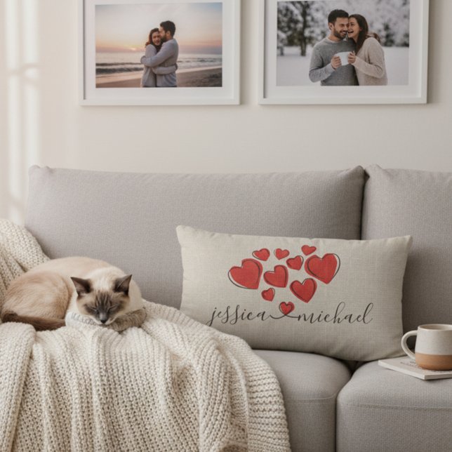 Anpassade namn för Romantic Hearts Pillow för Newl Lumbarkudde (Romantic personalized lumbar pillow for couples.)