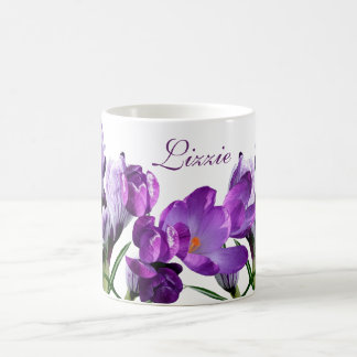 Anpassade namn Lizzie lila blommor trendig hett Kaffemugg