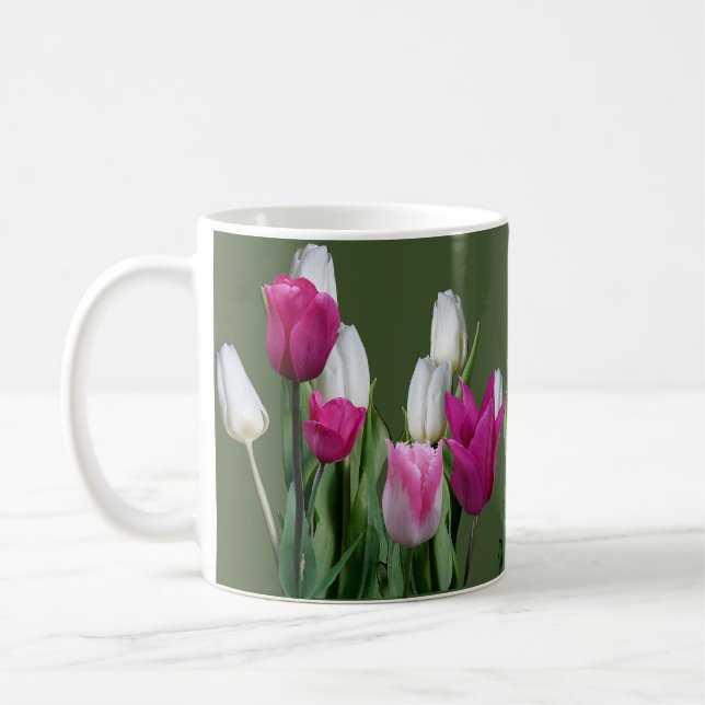 Anpassade namn Lizzie vit rosa tulpanblommor Kaffemugg (Vänster)