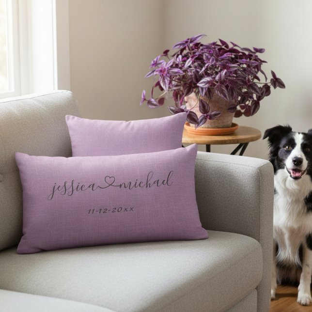 Anpassade namn och datum Bröllop Gift Idea Lavende Lumbarkudde (Romantic lavender lumbar pillow for newlyweds.)