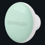 Anpassade namn "Snuggles"-grönten för sjöskummint Knopp<br><div class="desc">Anpassade namn "Snuggles"-sjöskummint grönt keramisk knopp</div>