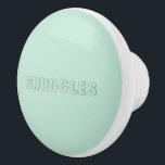 Anpassade namn "Snuggles"-grönten för sjöskummint Knopp<br><div class="desc">Anpassade namn "Snuggles"-sjöskummint grönt keramisk knopp</div>