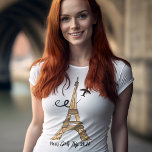 Anpassade Paris Resa Chic Eiffel Torn Kvinnor i T Shirt<br><div class="desc">Anpassa de här minimalistiska T-shirts för chic till dina flickor resa eller familjemester. En konstnärlig teckning i Eiffel torn med ett flygplan som flyger bakom den för att symbolisera flygresan. Kursivt skript för cute-anpassningsbar.</div>