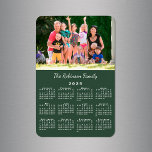 Anpassade Photo and Namn Grönt 2025 Calendar Magnet<br><div class="desc">Anpassa en 2025-kalendermagnet med de människor du kärlek. Byt ut exempelfotot och namn mot ett eget i sidlisten. Anpassningsbarna finns i ett modernt, vitt skriptteckensnitt. Nedan finns en liten vit kalender på en bakgrund för grönten av skogen. Det gör en underbar anpassningsbar. Upphovsrätt till kalender © Claire E. Skinner. Alla...</div>