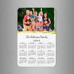 Anpassade Photo och Namn 2025 Calendar Magnet<br><div class="desc">Anpassa en 2025-kalendermagnet med de människor du kärlek. Byt ut exempelfotot och namn mot ett eget i sidlisten. Anpassningsbarna finns i ett modernt svart skriptteckensnitt. Under den finns en liten svart kalender på vit bakgrund. Det gör en underbar anpassningsbar. Upphovsrätt till kalender © Claire E. Skinner. Alla höger reserverade. Fotografi...</div>