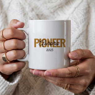 Anpassade presenter JW Pionjärer Tjänsteskola 2025 Kaffemugg