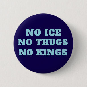 Anpassade protestskyltar mot ICE på gården Knapp