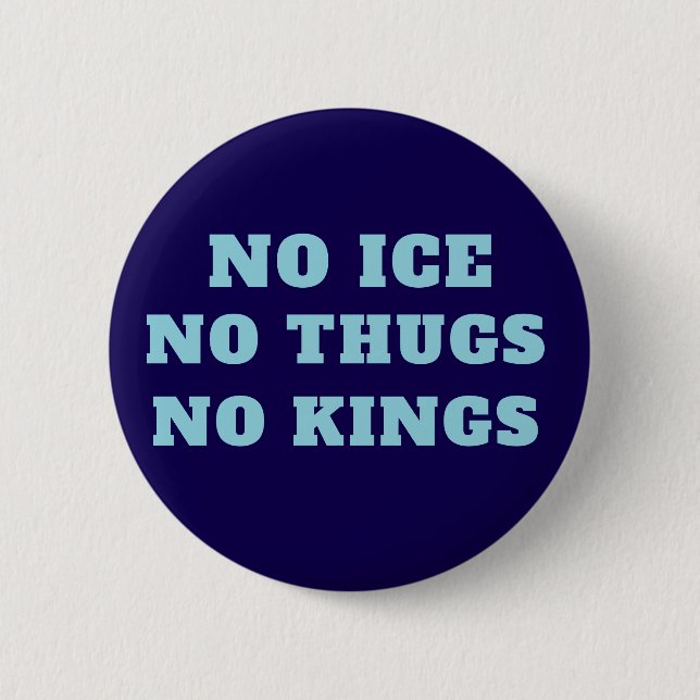 Anpassade protestskyltar mot ICE på gården Knapp (Framsida)
