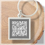 Anpassade QR-kod Grått Fyrkantig Silverfärgad Nyckelring<br><div class="desc">Skannningsbar QR-nyckelkedjedesign för QR-kod. I ljus grått och vit ton. För affärs-,  företags- eller personella användor. Lägg till webbplatsens adress,  social medieferens eller venmo-,  paypal- eller cashapp-länk. Redo att anpassa genom att länka URL:en med personlighetsknappen.</div>