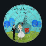 Anpassade Retro Bröllop par Dart Board Darttavla<br><div class="desc">Anpassadet Retro Bröllop Couple Dart Board kommer att låta dig höra bröllop klockor. 1960-talets minimalistiska konsthantverk i stil har en brid och groom på bröllopsdagen. Paret lycklig ser bra ut nog att stå vid en bröllop-tårta. Men det är de inte. De står på lush, grönt gräs. Den skuldsatt mr har...</div>