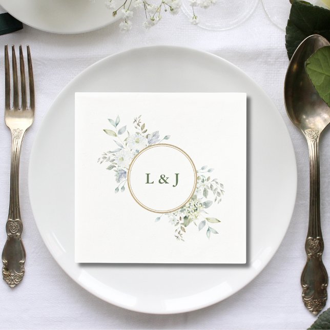 Anpassade rustika monogramgrönska initialer bröllo pappersservett (Custom rustic greenery monogram napkins bring warm charm to your wedding table.)