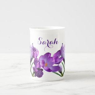 Anpassade Sarah namn gullig lila crocus blommigt Benporslin Mugg