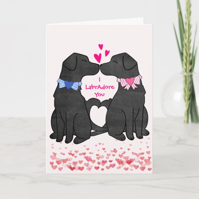 Anpassade svarta labradorer kysser Valentine Helgkort (Framsida)